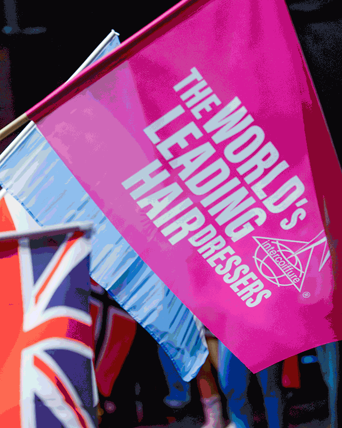 100 Jahre Intercoiffure Mondial Fahne mit Text The Worlds Leading Hair Dressers