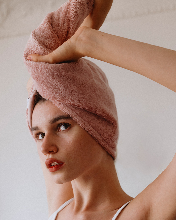 Bemberg™ Cupro bietet eine vegane Alternative zu herkömmlicher Seide – sanft zu Haut und Haar, ethisch produziert und besser für Umwelt und Tiere.