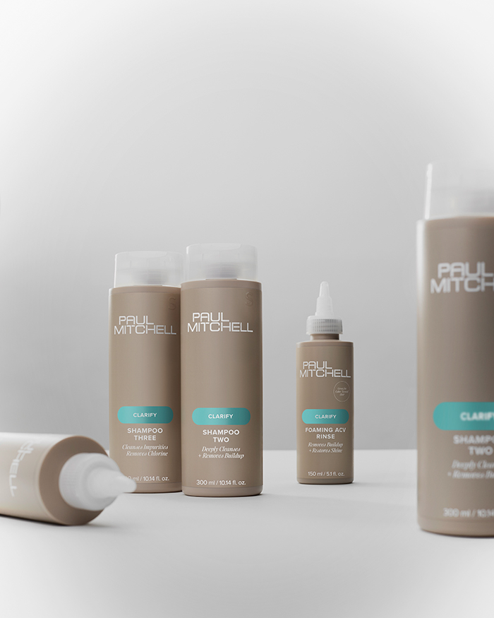 Die Paul Mitchell Clarify Serie entfernt Rückstände, reinigt Haar und Kopfhaut intensiv und sorgt für Frische, Leichtigkeit und strahlenden Glanz – im Salon oder zu Hause.