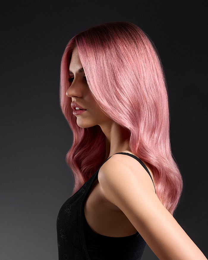 seitliches Portrait eines Haarmodels mit rosa frabenem Haar aus der Serie Actyva Colors retro Colors reloaded