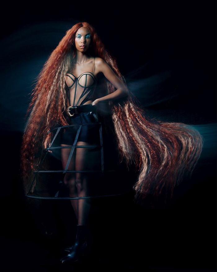 Foto einer Frau mit knielangem, rotem Haar avantgardistisch gestylt für die Aetheria Kollektion