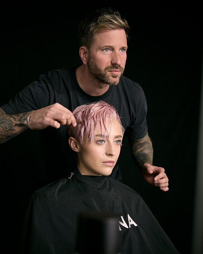 ALCINA Re-Design: Styling-Range neu gedacht - Friseur frisiert ein Model