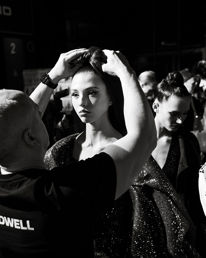Backstag Foto in schwarz weiss bei der AW26 Berlin Fashion Week