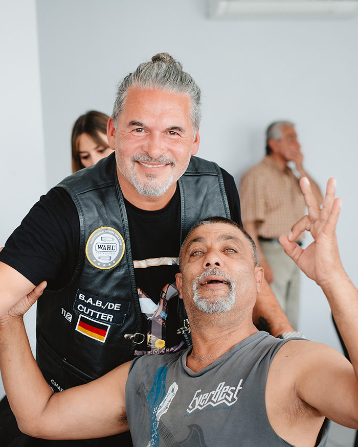 Barber Angels Griechenland, Friseur und Barber posieren gluecklich für ein Foto.