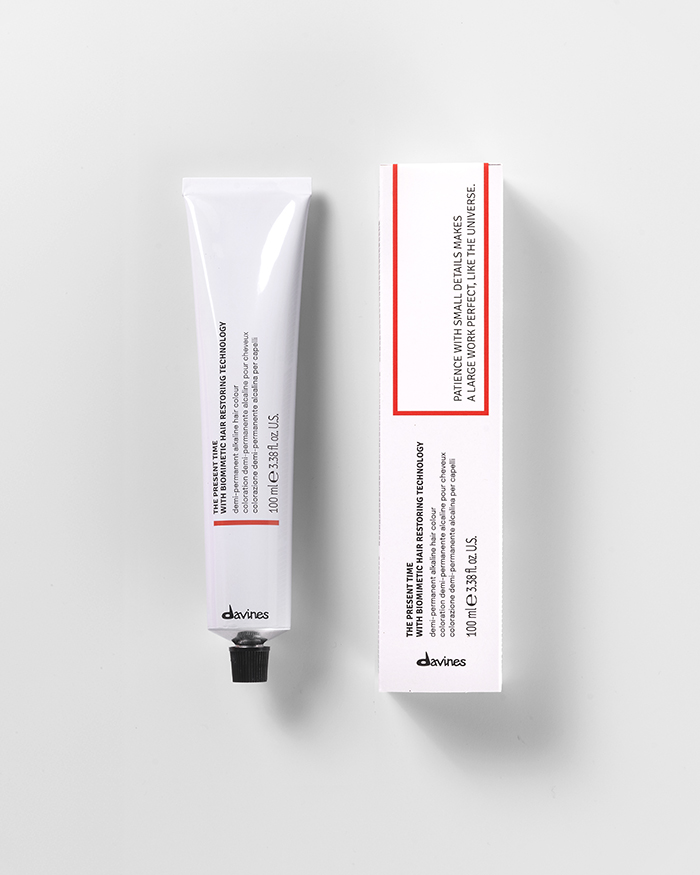 Weiße Tuben der Davines Alkaline Haircolor nebeneinander aufgestellt. Die minimalistischen Verpackungen tragen dezente Beschriftungen und spiegeln das hochwertige, professionelle Image der Marke wider. Die Produkte liegen auf einem hellen Untergrund und sind gleichmäßig ausgerichtet