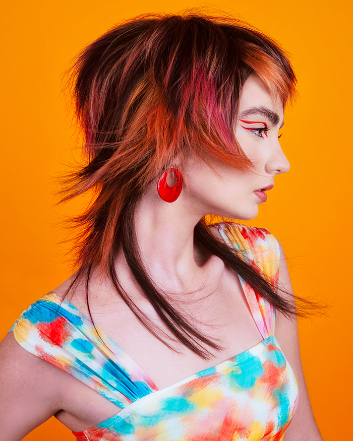 Model mit avantgardistischer Frisur aus der Echosphere Haar-Kollektion – kräftige Farben, skulpturale Formen und dynamische Texturen im Fokus.