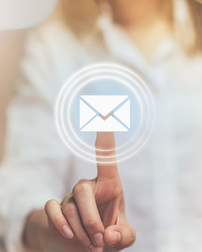 Email Marketing Fehler vermeiden - Zeigefinger drückt auf einen Mail Umschlag
