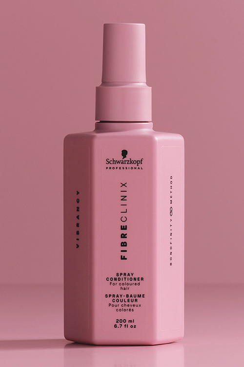 Friseur-Produktneuheiten 2026: Die neuesten Trends & Tools / SCHWARZKOPF: Fibre Clinix Vibrancy Spray Conditioner Produktshot in rosa