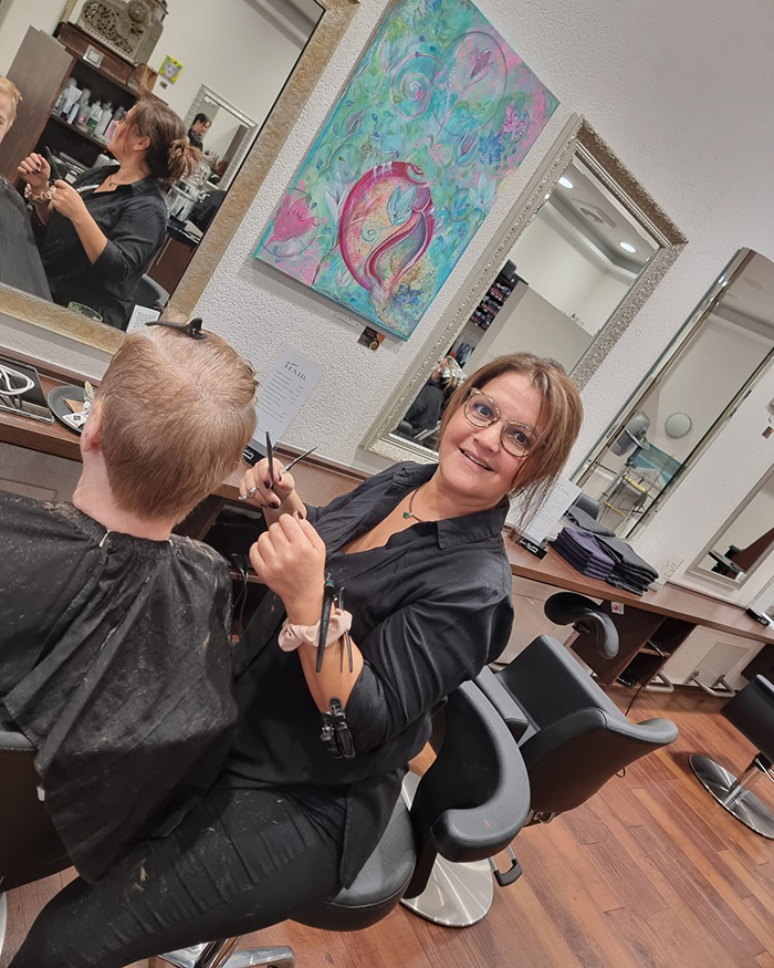 Schnappschuss der Inhaberin und Friseurin Sibel Istanbullu beim Haare schneiden im Friseur All About Hair in Wörth am Rhein