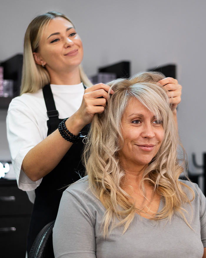 Friseurin schenkt Ihrer Kundin Selbstbewusstsein durch zuhören und Extensions