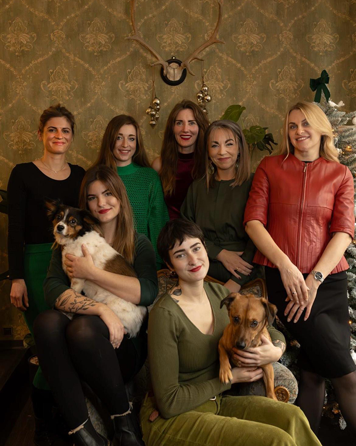 Frisörladen im Künstlerviertel Magdeburg. Gruppenfoto des weiblichen teams im salon "Der Frisörladen"