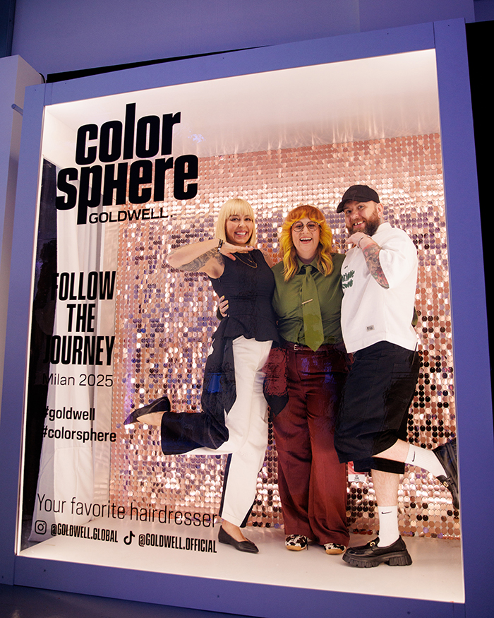 Bild dreier Personen vor einer Photocall Wand beim Goldwell ColorSphere Event 2025