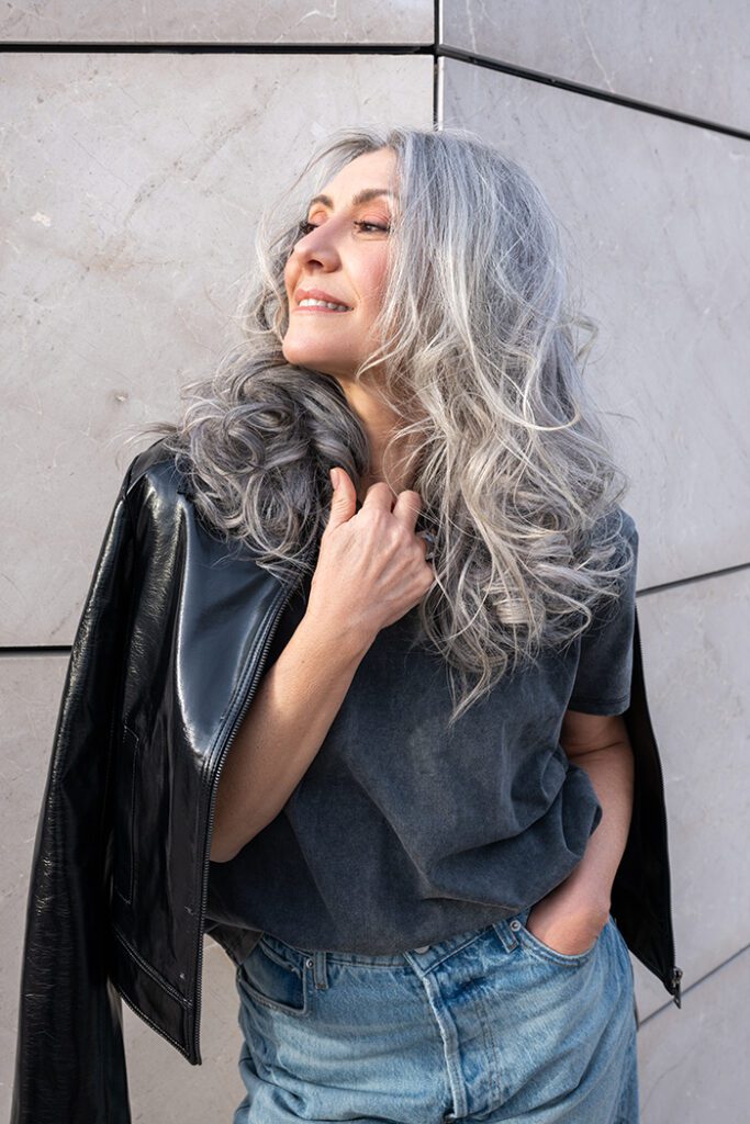 Frau im mittleren Altr mit grauen Haaren als Style-Statement mit Great Lengths Extensions in kühlen Silber- und Asch-Tönen