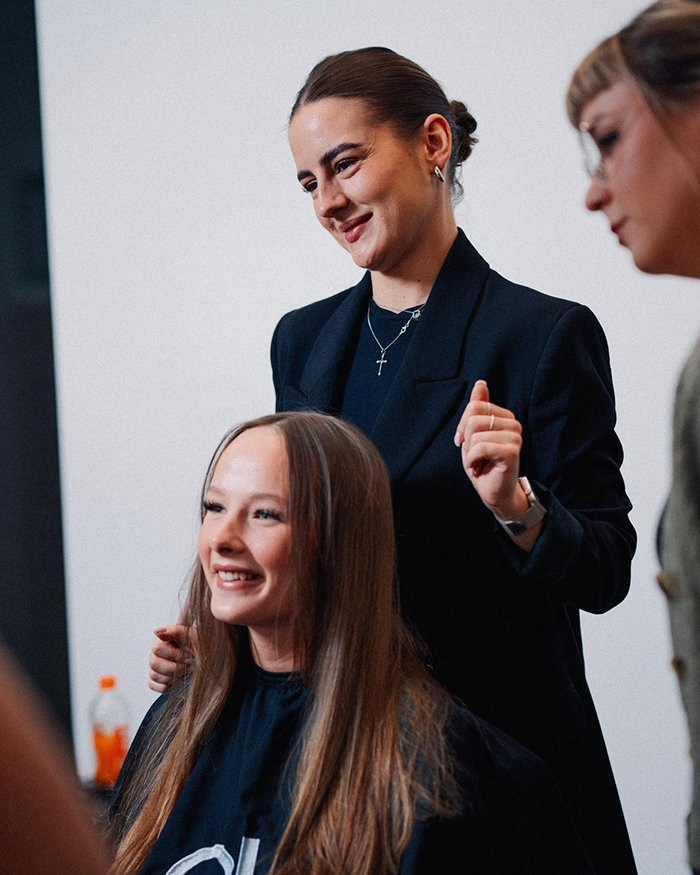 Katrin Dederer berät eine Kundin im Salon, demonstriert professionelle Colorationstechniken für MILBON