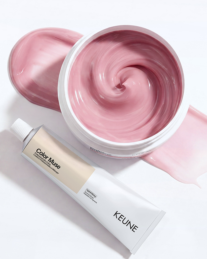 KEUNE Color Muses multifunktionales Farbsystem. Bild einer rosa cremigen Mischung in einer Schale mit Tube von KEUNE