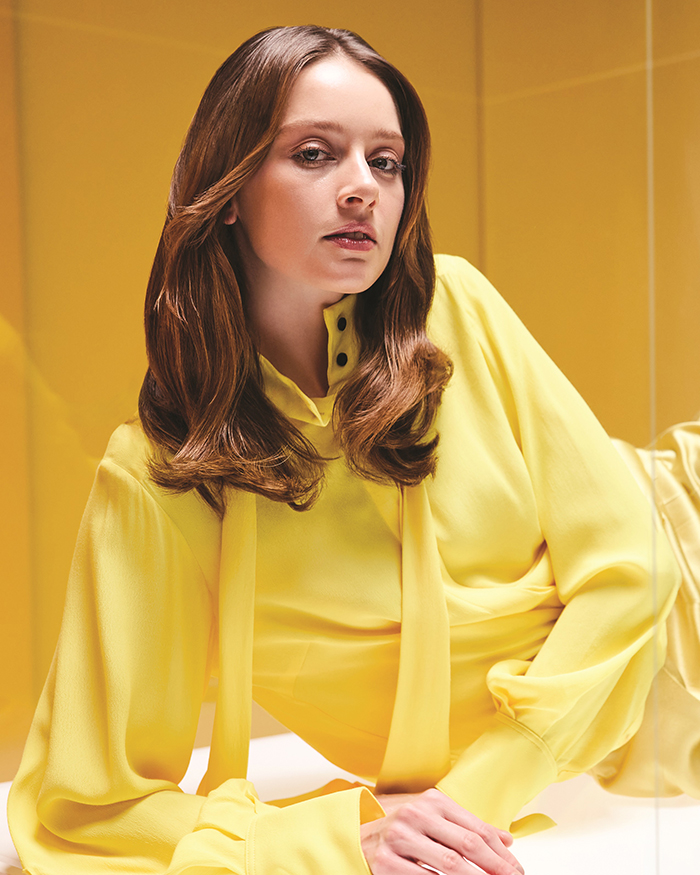 Kampagnen Bild: Model mit schokoladenbraunem, langem Haar, in einem gelben Kleid für KEVIN.MURPHY+GLOSS: Neue Chocolate Nuancen für den Salon