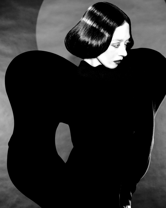 Avantgarde Haarkunst aus der Kollektion Monochrome Edge mit Fokus auf geometrische Formen