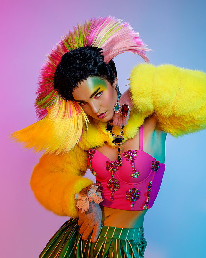 Eine Aufnahme der Paul James Graham Avantgarde Mode Kollektion eines Models in allen möglichen Neon-Regenbogenfarben