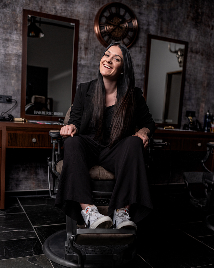 Portrait der Razor Low Fade Barberin Vanessa Hermann