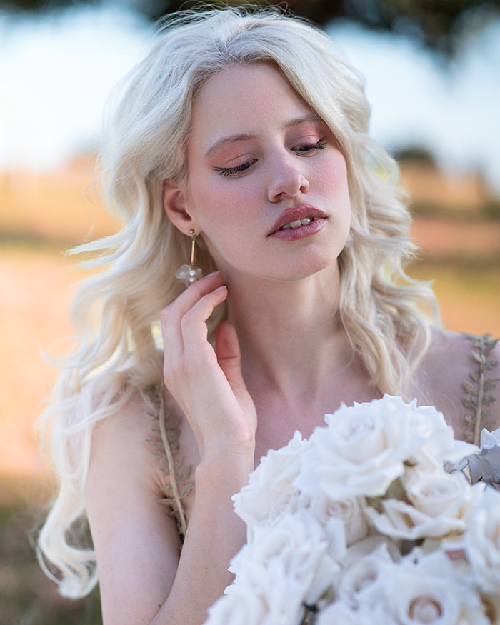 romantische Hochzeitsinspiration - feels like summer - model mit langem, blonden, welligem haar und Brautstrauß
