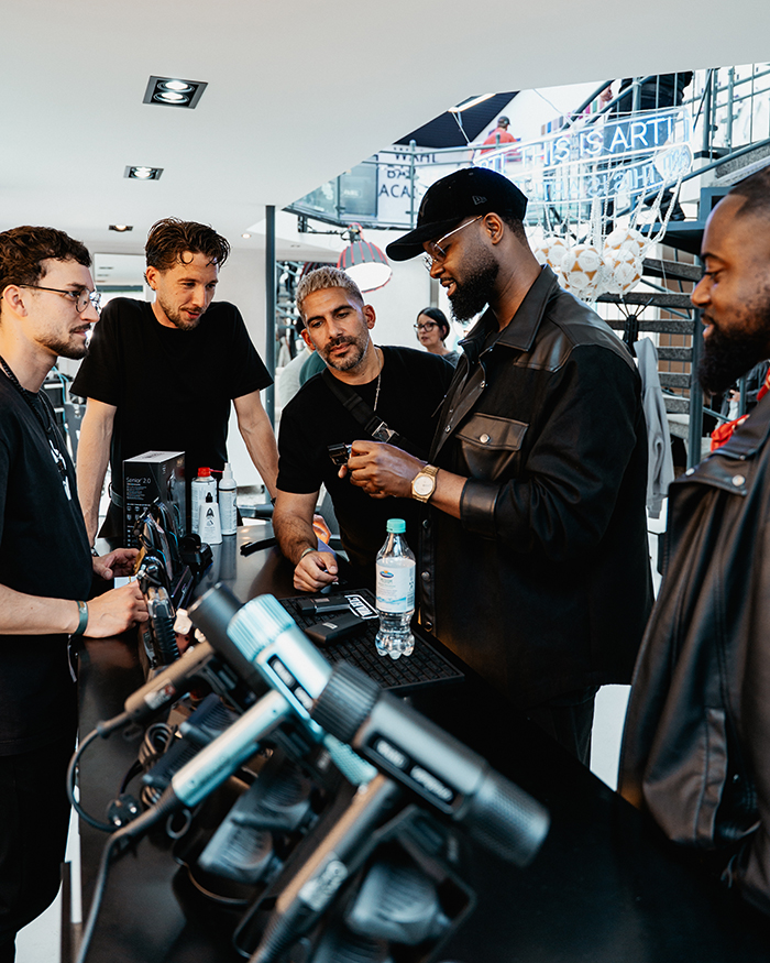 Wahl Hamburg Academy eröffnet im House of Barbering | Wahl Professional. Foto des Eröffnungsevents von mehreren Barbern